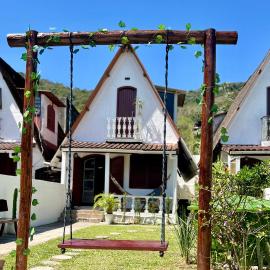 Casa estilo chale dúplex com 3 quartos, churrasqueira, balanço, chuveirão e a uma quadra da praia