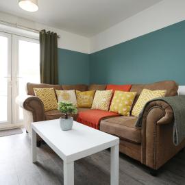 Homington House By N And N Stays, Perfect for Contractors and Workers, Private off road Parking for 2 vehicles, Fast Wifi, hotel in Swindon
