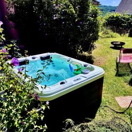 Ruhe & Erholung im Grünen! Mediterranes Landhaus-Apartment mit Jacuzzi für bis zu 4 Personen, хотел в Merchweiler