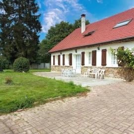 Maison spacieuse avec piscine à La Bazoche-Gouet, Hotel in La Bazoche-Gouet