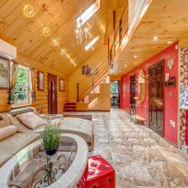 Stunning! Pocono Escape! HotTub Sauna Pool Ski Pet-Friendly Firepit Game Room Fireplace BBQ Lakes Tennis Fishing, hotel v mestu Long Pond