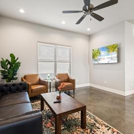 NEW-Upscale-EnSuites-King Bds-Fast WiFi-Quiet Area, Hotel in Youngsville
