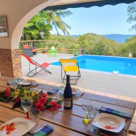 Villa Goyave - maison familiale vue mer et piscine, hótel í Le Robert