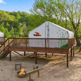 Furnished Glamping Tent/River Access/2 Queen Beds, hotel en Stanton