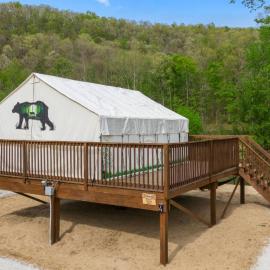 Furnished Glamping Tent/Red River Access/King Bed, Hotel in Stanton