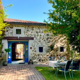 Stunning Boutique gîte Flore at Vive le Vert, hotel in Bussière-Badil