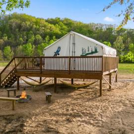 Viesnīca Glamping Tent/Red River Access/2 Queen Beds pilsētā Stanton