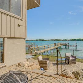 Spacious Riverfront Home w/ Dock in St Clair!, khách sạn ở St. Clair