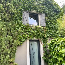 Maison en lisière de forêt, montagne et vignobles