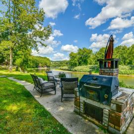 Riverfront Hallstead Cabin: Kayaks & Fire Pit!, viešbutis mieste Hallstead