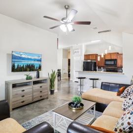 Spacious 3BR Home 10 Min to Fort Cavazos, Garage, Fast WiFi, Fenced yard, Long Stays Welcome, hotel in Copperas Cove