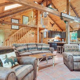 Woodsy Beaver Cove Cabin w/ Deck & Fire Pit!, hotel a The Highlands