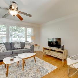 Contemporary Athens Home < 2 Miles to UGA!, hotell i Athens