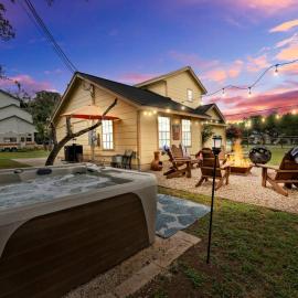 Walk to Lake with Views Budget Friendly and Hot or Cold Tub