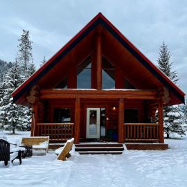 Chancellor Peak 1BR and Loft Wooden Cabin near Lake Louise, hotel di Golden