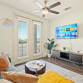 Sunlit Suite w Resort Pool - Gym by Midtown Blvd