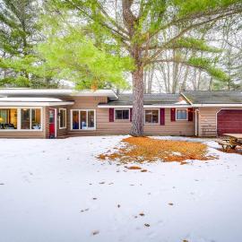 Cozy Cottage w/ Sunroom - Walk to Higgins Lake!、Roscommonのホテル