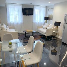 MODERN 1BR Apt with PRIVATE deck, hotel en Albany