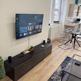 Modern 2 Bedroom Flat - Central & Stylish