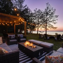 Waterfront Casa in wine County with SAUNA and HOT TUB, ξενοδοχείο σε Demorestville