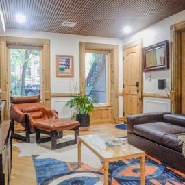 Charming Garden Lvl Brownstone, hotel sa Brooklyn