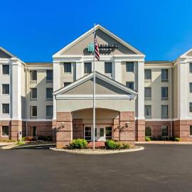 MainStay Suites Roanoke Airport، فندق في رونوك