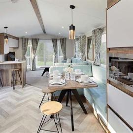 Luxury mini lodge with hot tub and decking at Tattershall Lakes, מלון בטאטרשאל