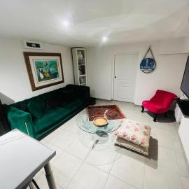 Chic and Peaceful apartment Roissy Charles de Gaulle Airport 15mins-Parc des Expositions Villepinte 10mins- Disneyland 30mins, hotel in Tremblay-En-France