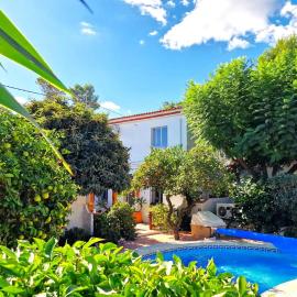 Finca Craig, Spacious Farmhouse with amazing garden and private heated pool, hotel a Rótova