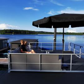 Houseboat Marina Mookerplas met Dakterras | 4 - 6 personen, hotelli kohteessa Middelaar