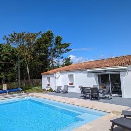 2 maisons privatives avec piscine et spa, hotel in Grues