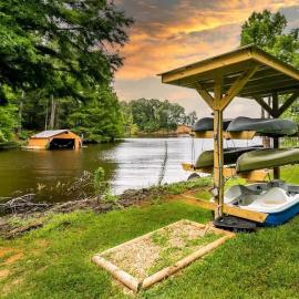 Lakefront 3BR with Bunkhouse and Kayaks, Rowboat Included, hotel di Many