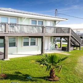 C'est Bon Across from UTV Entry Point! Sleeps 13!, hotel in Grand Isle