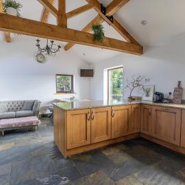 GARDEN FIELD COTTAGE - Spacious Holmbridge Home with Rolling Hill Views, hotel in Holmbridge