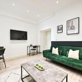 Stylish Ealing Broadway Apt - Steps to Metro & Workspace