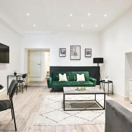 Stylish 1br Ealing Broadway Apt - Steps to Metro & Workspace