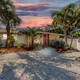 Ocean72 Holmes Beach Vacation Home with Private Pool & hot tub & Walk-to-Beach Access, hotel in Holmes Beach