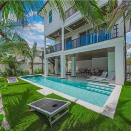 Brand-New Luxury Rental with Pool Spa Rooftop