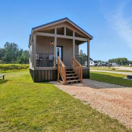 Dakota Sky- BRAND NEW 1 BD CABIN, hotel em Custer