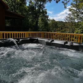 The Grouse House, Community Lake Access, Hot Tub & Huge Screened Porch, hotel in Lake Lure