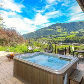 Chalet Moralee mit Whirlpool in Kitzbühel by ONE VILLAS, khách sạn ở Kitzbühel