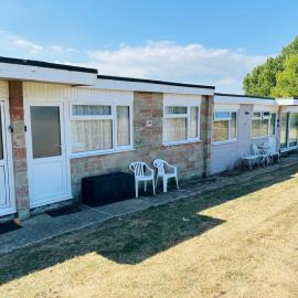 2 Bedroom Chalet SB144, Sandown Bay, Isle of Wight, Dog Friendly, Free Wifi, hotel in Brading