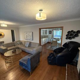 Spacious 5-Bedroom House in Thornhill, hotell i Vaughan