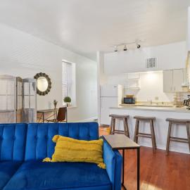 Charming Soulard Retreat with Historic Character near Baseball Stadium apts