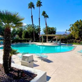 Desert Breezes Resort Studio Apartment with Resort Access、パームデザートのホテル