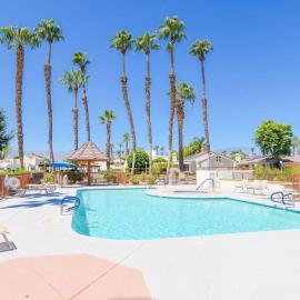 Desert Breezes Resort 2 Bedroom Apartment with Resort Access