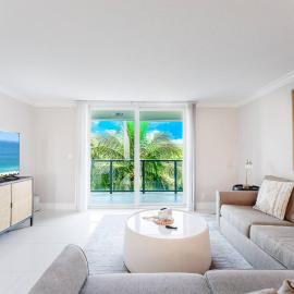 Boca Beachside 2BR 2BA with Pool and Balcony Steps to Sand, hotel i Boca Raton
