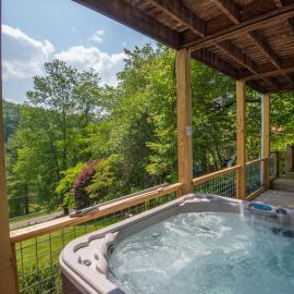 3 Bed Cabin Overlooking the New River-- HOT TUB, Fire Pit, Dogs OK