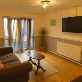 Cosy 3 Bed House, Decked Garden, Free Parking