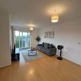 Modern 2 Bed Flat with Balcony in Hounslow, Hotel in Cranford
